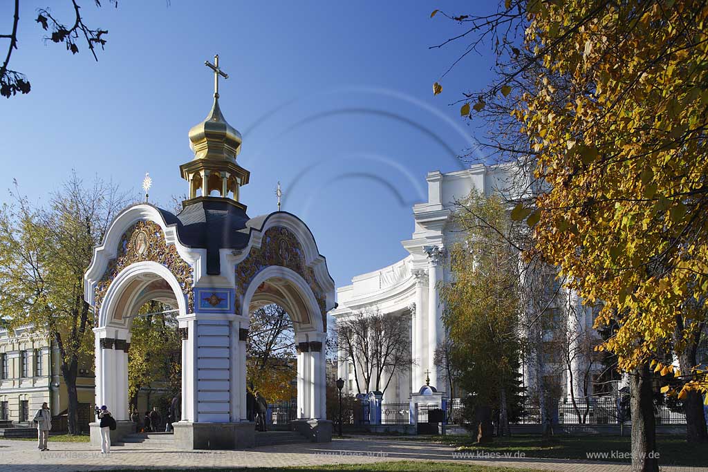 Kiew im Klostergarten des  Michaelskloster Mychajlivs'kyj Zolotoverchyj monasty mit dem Brunnen ukrainischer Barock. Rechts im Bild das Gebauede des Auswaertigen Amtes auswrtiges Amt, Ministerium fur auswaertige Angelegenheiten der Ukraine . In the garden of the St. Michael monastery, also spelled St. Michail's which is mainly painted azure with a few golden domes on top of it.