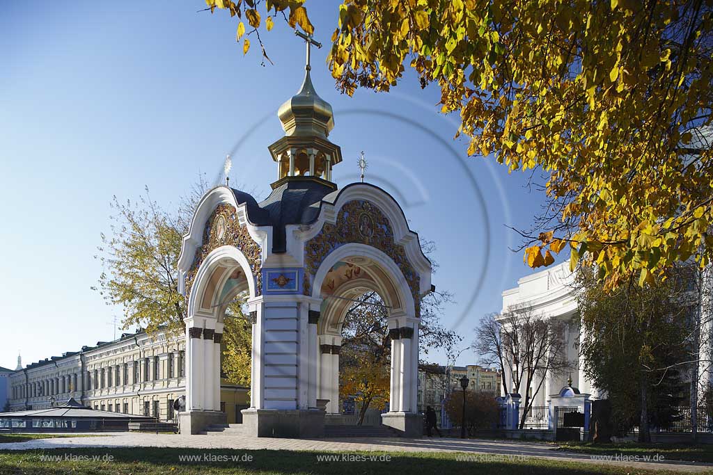 Kiew im Klostergarten des  Michaelskloster Mychajlivs'kyj Zolotoverchyj monasty mit dem Brunnen ukrainischer Barock. Rechts im Bild das Gebauede des Auswaertigen Amtes auswrtiges Amt, Ministerium fur auswaertige Angelegenheiten der Ukraine . In the garden of the St. Michael monastery, also spelled St. Michail's which is mainly painted azure with a few golden domes on top of it.