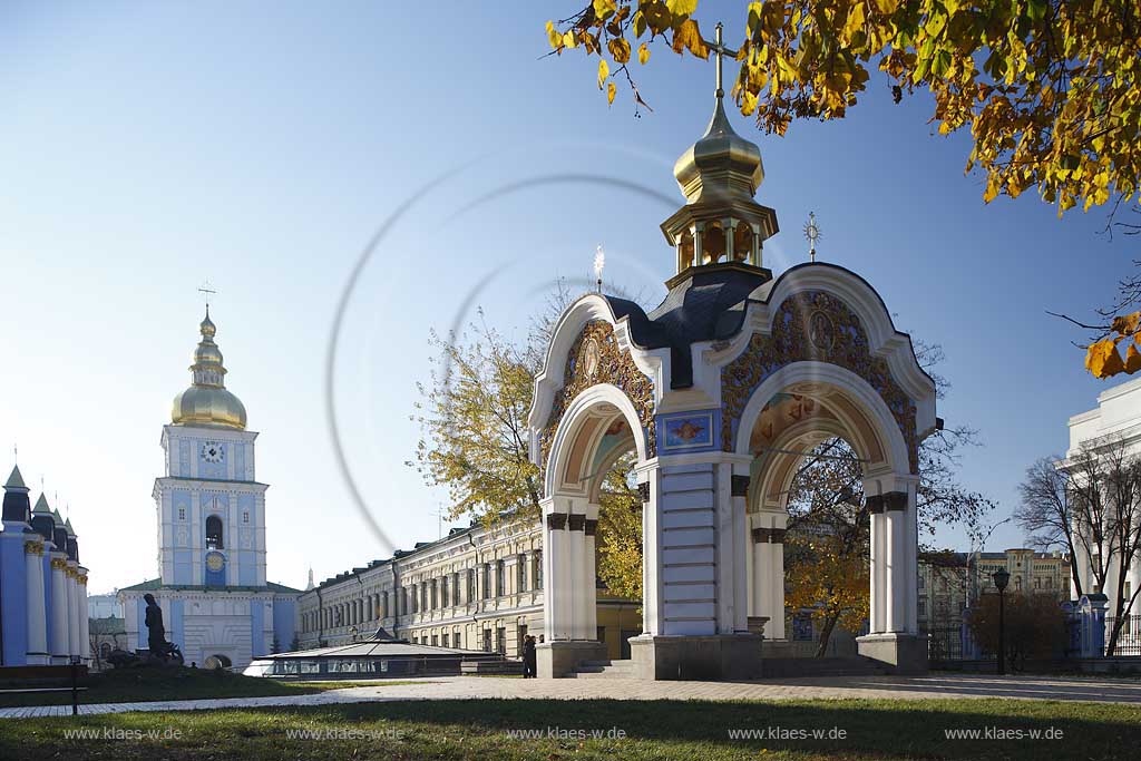 Kiew im Klostergarten des  Michaelskloster Mychajlivs'kyj Zolotoverchyj monasty mit dem Glockenturm und Brunnen ukrainischer Barock . In the garden of the St. Michael monastery, also spelled St. Michail's which is mainly painted azure with a few golden domes on top of it.