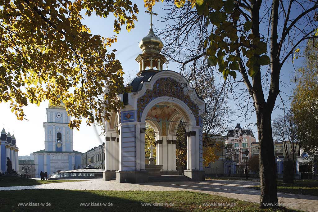 Kiew im Klostergarten des  Michaelskloster Mychajlivs'kyj Zolotoverchyj monasty mit dem Glockenturm und Brunnen ukrainischer Barock . In the garden of the St. Michael monastery, also spelled St. Michail's which is mainly painted azure with a few golden domes on top of it.