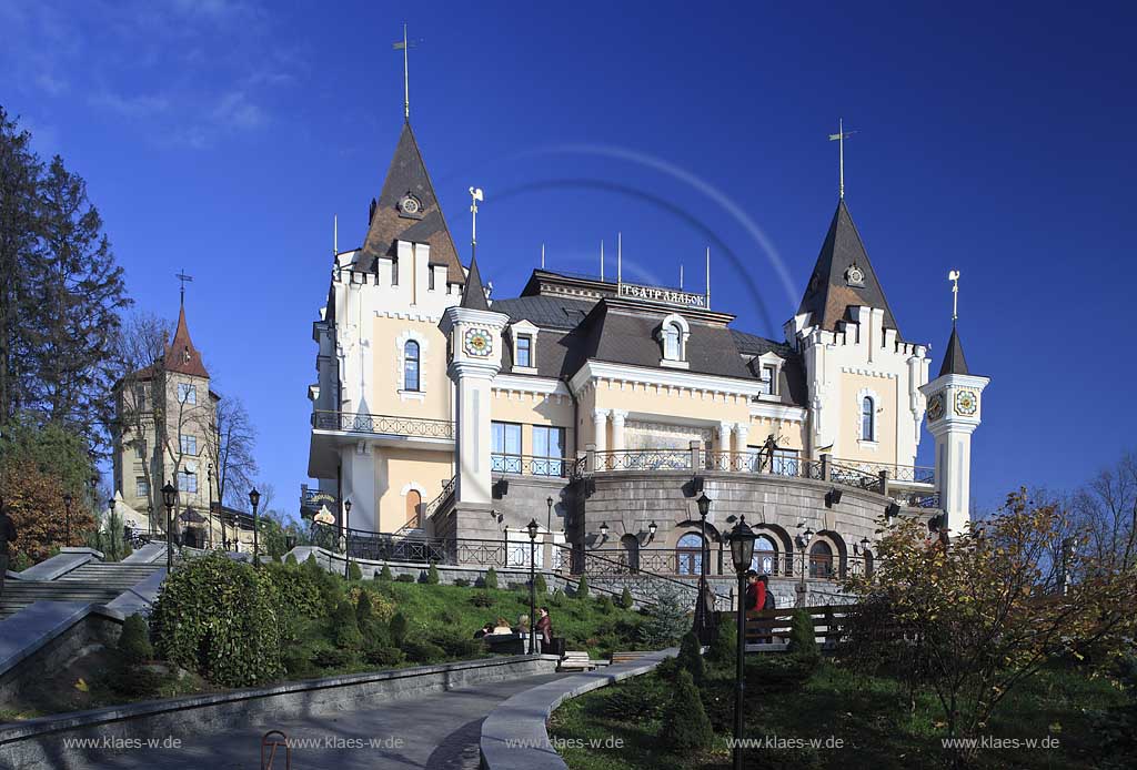 Kiew, das Gebude des staatlich akademischen Puppentheater Kiew welches nach Entwuerfen der Architekten W. und O. Judin im Jahr 2005 im Stil eines Mrchenschlosses am Chrestschatyj  Chrescatyj Park errichtet wurde . Theater of dolls.