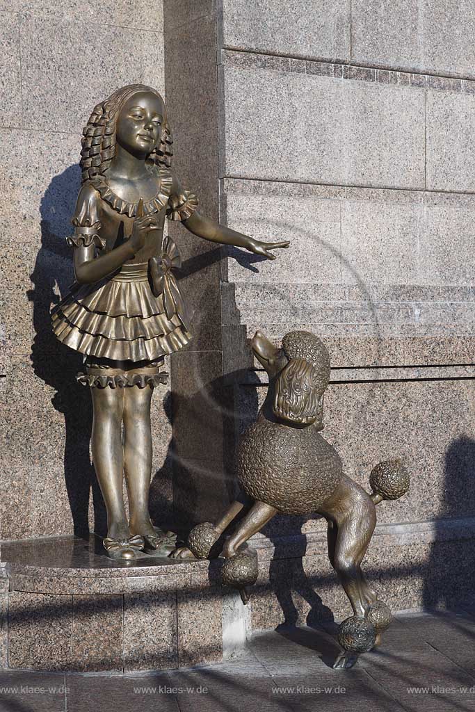 Kiew Skulptur Malvina mit Artemon von Bildhauer W. Primakow vor dem Gebude des staatlich akademischen Puppentheater Kiew welches nach Entwuerfen der Architekten W. und O. Judin im Jahr 2005 im Stil eines Mrchenschlosses am Chrestschatyj  Chrescatyj Park errichtet wurde  . Details with sculpures at the theater of dolls.