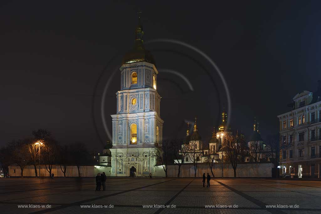 Kiew Sophienplatz die Kathedrale der heiligen Sophia, Sophienkathedrale Sofijskyj sobor mit dem 76 meter hohen Glockenturm in abendlicher naechtlicher nchtlicher Beleuchtung Sophien place  at night . The belltower of the Saint Sophia seen from the Bohdan Khmelnytsky square.