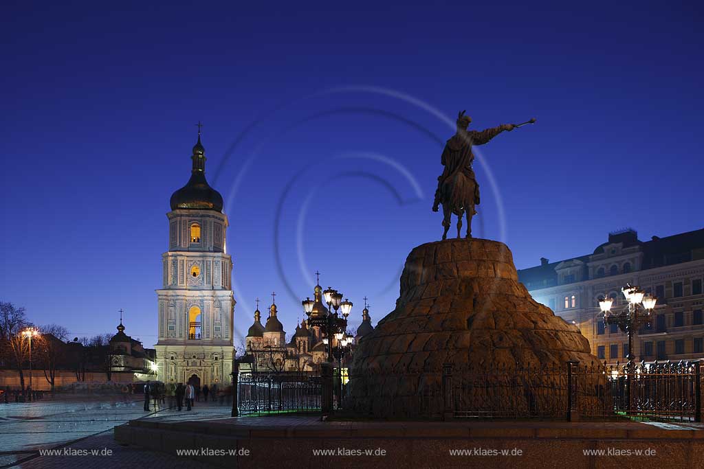 Kiew Sophienplatz mit dem Bohdan Chmeinyz'kyi Denkmal einem Reiterstandbild auf einem Sockel aus roten Granitbloecken des Bildhauers Mychajlo Mikeshin  im Vordergrund sowie im Hintergrund  die Kathedrale der heiligen Sophia, Sophienkathedrale Sofijskyj sobor mit dem 76 meter hohen Glockenturm in abendlicher naechtlicher nchtlicher Beleuchtung zur Blauen Stunde. Sophien place with Bohdan Chmeinyz'kyi monument and Sophia cathedrale at evening light  The belltower of the Saint Sophia seen from the Bohdan Khmelnytsky square.