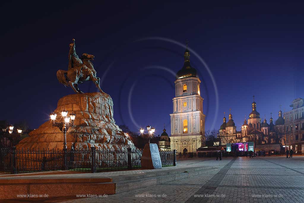 Kiew Sophienplatz mit dem Bohdan Chmeinyz'kyi Denkmal einem Reiterstandbild auf einem Sockel aus roten Granitbloecken des Bildhauers Mychajlo Mikeshin  im Vordergrund sowie im Hintergrund  die Kathedrale der heiligen Sophia, Sophienkathedrale Sofijskyj sobor mit dem 76 meter hohen Glockenturm in abendlicher naechtlicher nchtlicher Beleuchtung zur Blauen Stunde. Sophien place with Bohdan Chmeinyz'kyi monument and Sophia cathedrale at evening light  The belltower of the Saint Sophia seen from the Bohdan Khmelnytsky square.