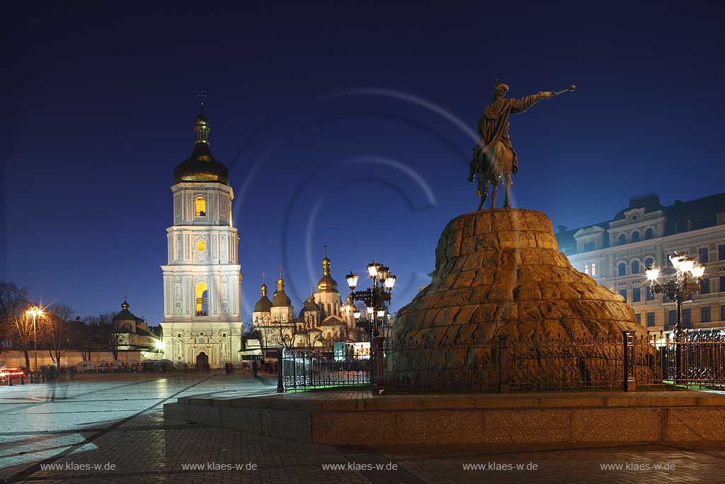 Kiew Sophienplatz mit dem Bohdan Chmeinyz'kyi Denkmal einem Reiterstandbild auf einem Sockel aus roten Granitbloecken des Bildhauers Mychajlo Mikeshin  im Vordergrund sowie im Hintergrund  die Kathedrale der heiligen Sophia, Sophienkathedrale Sofijskyj sobor mit dem 76 meter hohen Glockenturm in abendlicher naechtlicher nchtlicher Beleuchtung zur Blauen Stunde. Sophien place with Bohdan Chmeinyz'kyi monument and Sophia cathedrale at evening light  The belltower of the Saint Sophia seen from the Bohdan Khmelnytsky square.