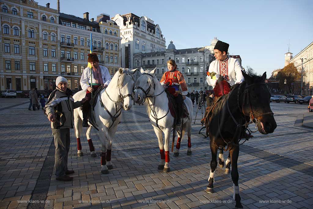 Kiew politische Veranstaltung auf dem Sophienplatz im Wahlkampf mit Darbietung von Reitern die in Kostuemen  Kunststuecke zeigen advertising event of political party at Sophia place, meeting with show of horsemen in historically costumes riding  and stunt show.  Bohdan Khmelnytsky square.