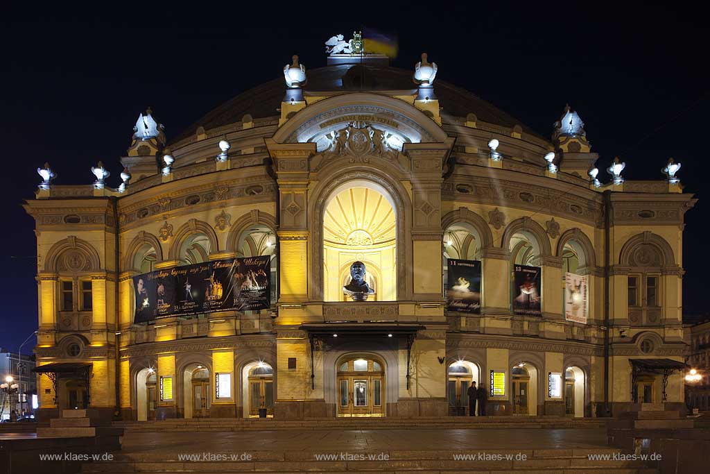 Kiew Nationales Akademisches Taras Schewtschenko  Opern- und Ballettheater in der Wlodymyrs'ka Strasse Strae welches im Stil der Neorainessance 1898 - 1901 erbaut wurde. Taras Schewtschenko opera and ballet theatre building at night