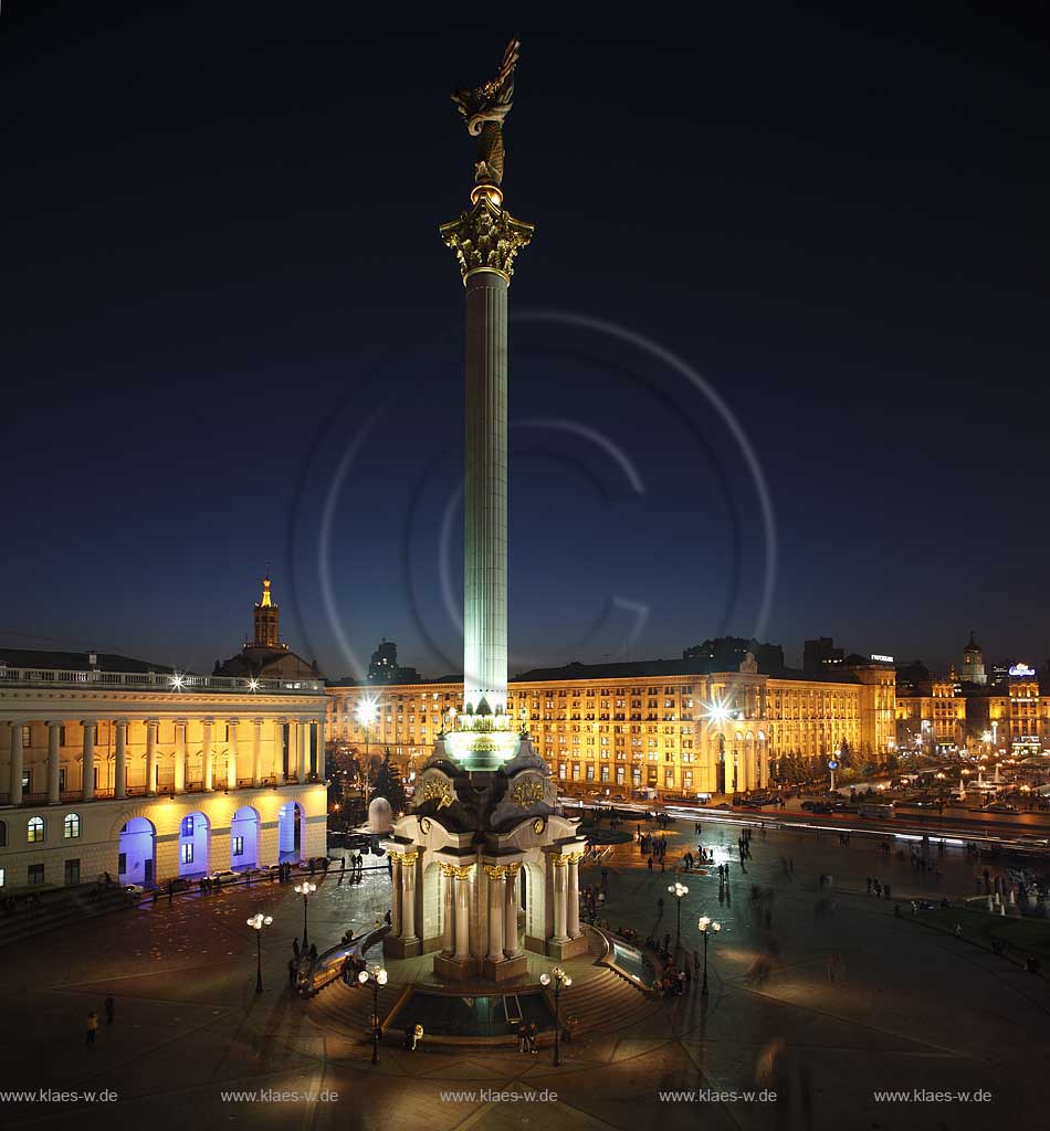 Kiew Unabhngigkeitsplatz Majdan Nesaleshnosti  Majdan Nezaleznosti am Chrestschatyk Chrescatyk bei Nacht mit Illumination und Saeule Sule des Monumentes der Unabhngigkeit Bildmitte, Opernstudio der Nationalen Musikakademie der Ukraine links im Bild, im fernen Hintergrund der Glockenturm der St. Sophia; . Maidan Nesaleshnosti - Independence Square at night The Khreschatyk rd. crosses Independece Square. This is Kiev's most expensive boulevard, where banks, office buildings, boutiques and chic restaurants line up.