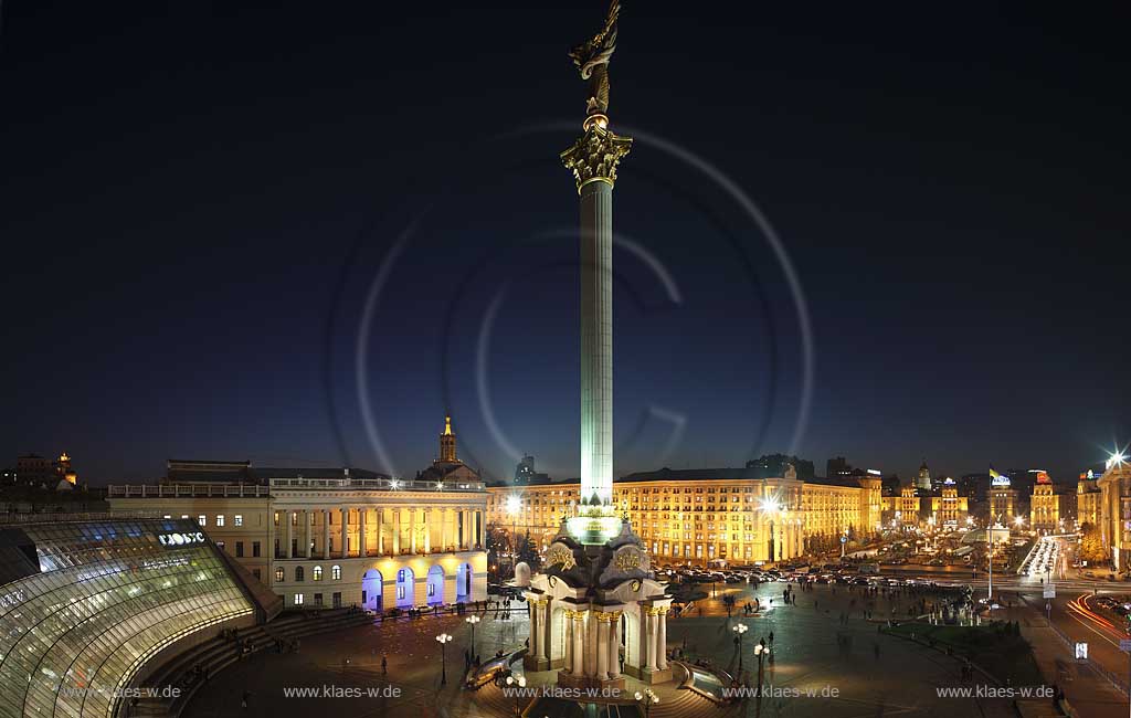 Kiew Unabhngigkeitsplatz Majdan Nesaleshnosti  Majdan Nezaleznosti am Chrestschatyk Chrescatyk bei Nacht mit Illumination und Saeule Sule des Monumentes der Unabhngigkeit Bildmitte, Opernstudio der Nationalen Musikakademie der Ukraine und Glaspalast des Einkaufszentrum links sowie der Brunnen und das und Brunnendenkmal den Begruendern Begrndern Kiews Kij, Schtscheck, Horiw und Lybid Kyj, Scek, Choriv und Lybed rechts im Bild, im fernen Hintergrund der Glockenturm der St. Sophia; Maidan Nesaleshnosti - Independence Square at night The Khreschatyk rd. crosses Independece Square. This is Kiev's most expensive boulevard, where banks, office buildings, boutiques and chic restaurants line up.