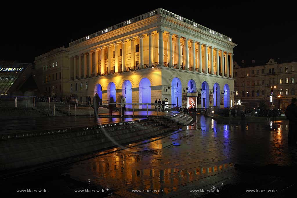 Kiew Opernstudio der Nationalen Musikakademie der Ukraine mit Spiegelbild Spiegelung im nassn Pflaster am Unabhaengigkeitsplatz Unabhngigkeitsplatz Majdan Nesaleshnosti  Majdan Nezaleznosti am Chrestschatyk Chrescatyk bei Nacht mit Illumination und Menschen . Maidan Nesaleshnosti - Independence Square at night