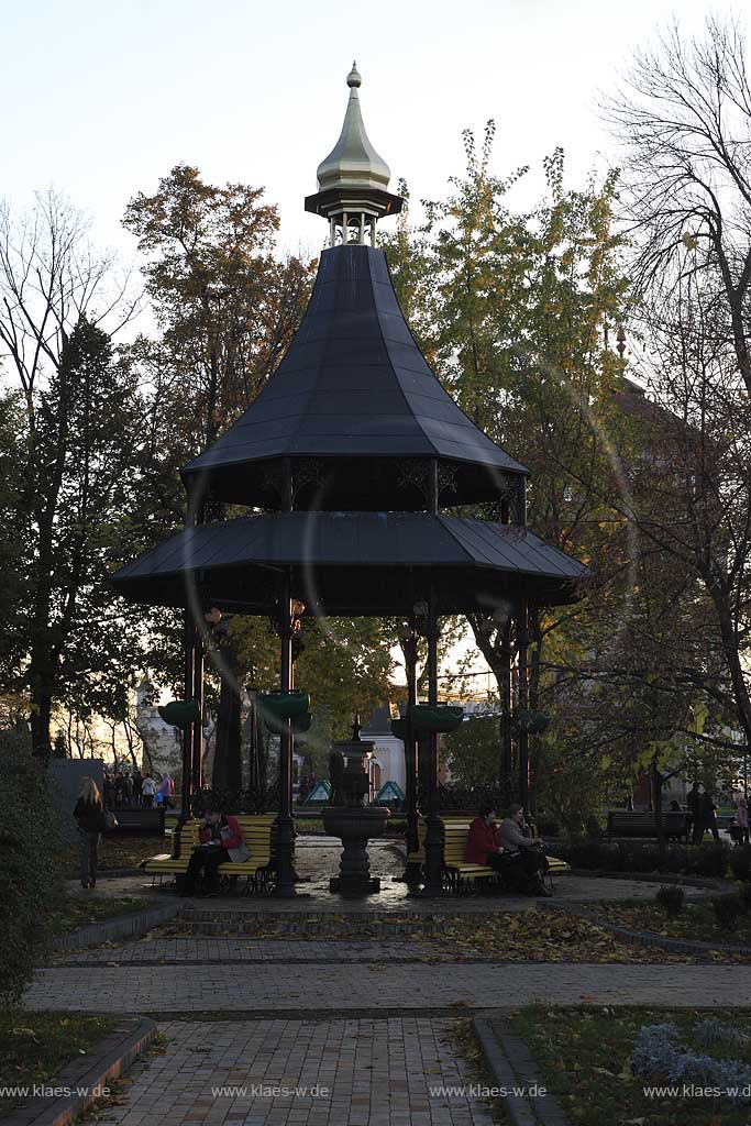 Kiew, Brunnen am Wasser- und Informationszentrum im Chrestschatyj  Chrescatyj Park.  Water museum of Kiev with poeple, touristis and visitors. A well near water museum of Kiev.