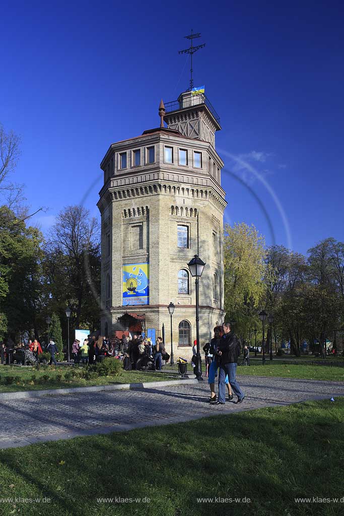 Kiew, das Wasser- und Informationszentrum in den  restaurierten Gebuden der ersten Zentralwasserleitung die Kiew mit Wasser versrgte im Chrestschatyj  Chrescatyj Park mit Touristen, Besuchern. Water museum of Kiev with poeple, touristis and visitors.