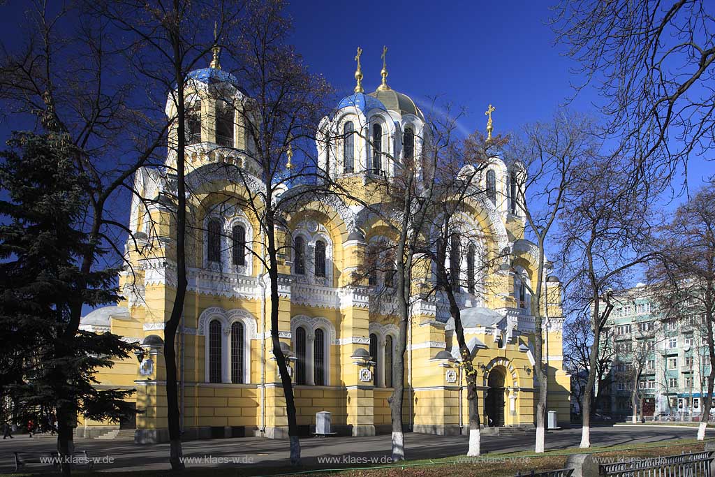 Kiew Volodymyr oder Wolodymyr Kathedrale im byzantischen Stil erbaut . The St. Volodymyr cathredrale.  Saint Vladimir Cathedral is one of the most beautiful temples in Kiev. It was built in the 19th century to commemorate the 900th anniversary of Rus baptizing. Russian Emperor Nicolas I approved the project of the cathedral and ordered to collect money all over Russia. By 1859 more than 100,000 rubles were donated by people from different regions of the country