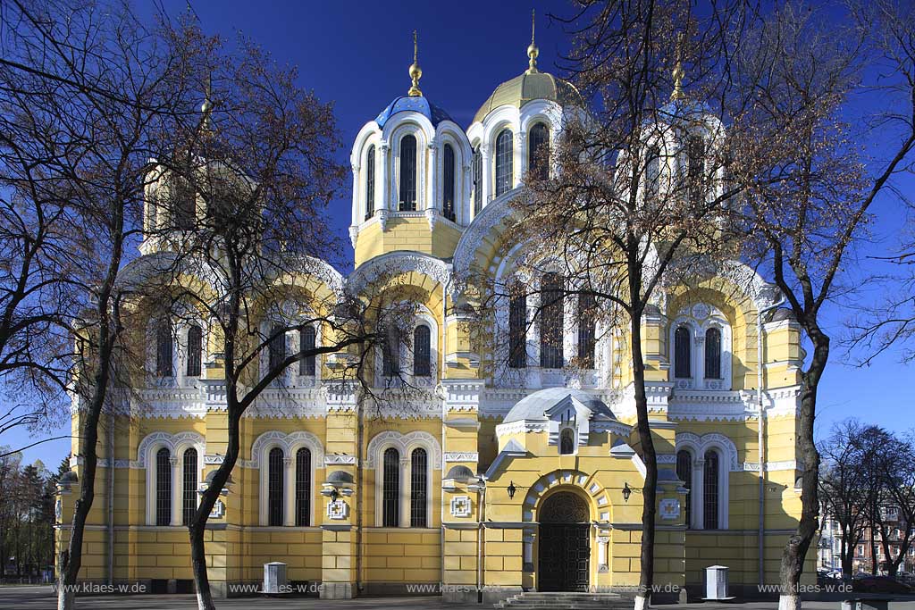 Kiew Volodymyr oder Wolodymyr Kathedrale im byzantischen Stil erbaut . The St. Volodymyr cathredrale.  Saint Vladimir Cathedral is one of the most beautiful temples in Kiev. It was built in the 19th century to commemorate the 900th anniversary of Rus baptizing. Russian Emperor Nicolas I approved the project of the cathedral and ordered to collect money all over Russia. By 1859 more than 100,000 rubles were donated by people from different regions of the country