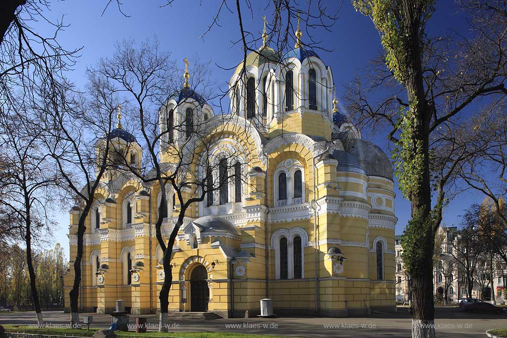 Kiew Volodymyr oder Wolodymyr Kathedrale im byzantischen Stil erbaut . The St. Volodymyr cathredrale.  Saint Vladimir Cathedral is one of the most beautiful temples in Kiev. It was built in the 19th century to commemorate the 900th anniversary of Rus baptizing. Russian Emperor Nicolas I approved the project of the cathedral and ordered to collect money all over Russia. By 1859 more than 100,000 rubles were donated by people from different regions of the country