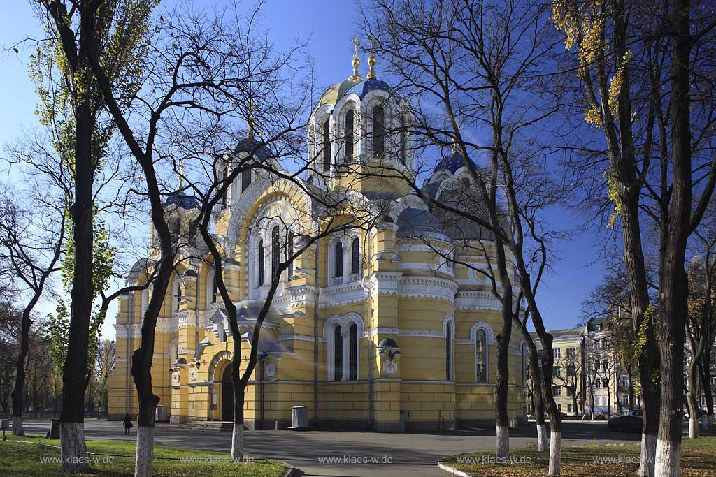 Kiew Volodymyr oder Wolodymyr Kathedrale im byzantischen Stil erbaut . The St. Volodymyr cathredrale.  Saint Vladimir Cathedral is one of the most beautiful temples in Kiev. It was built in the 19th century to commemorate the 900th anniversary of Rus baptizing. Russian Emperor Nicolas I approved the project of the cathedral and ordered to collect money all over Russia. By 1859 more than 100,000 rubles were donated by people from different regions of the country