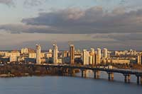 Kiew Blick zum Dnepr mit der Paton Bruecke und den Hochhaeusern des rechten, oestlichen Flussufers. A view of Dnipro, also called Dnjepr with Paton bridge and the east of Kiev.