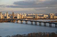 Kiew Blick zum Dnepr mit der Paton Bruecke und den Hochhaeusern des rechten, oestlichen Flussufers. A view of Dnipro, also called Dnjepr with Paton bridge and the east of Kiev.