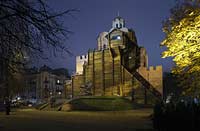 Kiew das Goldene Tor Zoloti vorota auf dem die Verkuendigungskirche thront mit dem davor stehenden Denkmal fuer Jaroslav dem Veranlasser des Baues der Sophienkathedrale dessen Modell er in der Hand haelt . The Golden Gate of Kiev (Zoloti vorota, literally 'golden gate') is a historic gateway in the ancient city walls of Kiev with monument to Yaroslav the wise, holding a model of Saint Sofia Cathedrale in his hands.
