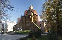 Kiew das Goldene Tor Zoloti vorota auf dem die Verkuendigungskirche thront mit dem davor stehenden Denkmal fuer Jaroslav dem Veranlasser des Baues der Sophienkathedrale dessen Modell er in der Hand haelt . The Golden Gate of Kiev (Zoloti vorota, literally 'golden gate') is a historic gateway in the ancient city walls of Kiev with monument to Yaroslav the wise, holding a model of Saint Sofia Cathedrale in his hands.