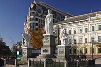 Kiew Marmor Figurengruppe auf dem pl. Mychajlivs'ka bestehend aus den Figuren Apostel Andreas, links, Regentin Olga, Volodymyrs Großmutter, die als erste Russin dem Christentum beigetreten ist, mitte sowie den beiden griechischen Moenchen Kyrill und Method, rechts. . Monument to Cyrill, Methodis, St. Andrw and Princesss Olga at the Mykhailivska Square.