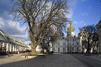 Heiliges Kiewer Mariae Entschlafens Hoehlenkloster Svjato-uspens'ka Kyjevo Pecers'ka lavra . Obere Lavra, Lawra. Mariae Entschlafens Kathedrale. . The historic Kiyevo-Pecherska Lavra (caves monastery of Kiev) stretches along the Dnipro in the middle of Pechersk district - one of the oldest parts of Kyiv. The whole area of the monastery is 28 hectare big, quite hilly and numerous caves run through the underground - hence the name. Since 1051, monks lived inside the caves, which also marked the foundation of the monastery.