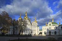 Heiliges Kiewer Mariae Entschlafens Hoehlenkloster Svjato-uspens'ka Kyjevo Pecers'ka lavra . Obere Lavra, Lawra. Mariae Entschlafens Kathedrale. . The historic Kiyevo-Pecherska Lavra (caves monastery of Kiev) stretches along the Dnipro in the middle of Pechersk district - one of the oldest parts of Kyiv. The whole area of the monastery is 28 hectare big, quite hilly and numerous caves run through the underground - hence the name. Since 1051, monks lived inside the caves, which also marked the foundation of the monastery.