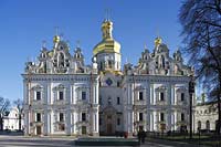 Heiliges Kiewer Mariae Entschlafens Hoehlenkloster Svjato-uspens'ka Kyjevo Pecers'ka lavra . Obere Lavra, Lawra. Mariae Entschlafens Kathedrale. . The historic Kiyevo-Pecherska Lavra (caves monastery of Kiev) stretches along the Dnipro in the middle of Pechersk district - one of the oldest parts of Kyiv. The whole area of the monastery is 28 hectare big, quite hilly and numerous caves run through the underground - hence the name. Since 1051, monks lived inside the caves, which also marked the foundation of the monastery. 