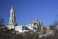 Heiliges Kiewer Mariae Entschlafens Hoehlenkloster Svjato-uspens'ka Kyjevo Pecers'ka lavra . Obere Lavra, Lawra im Panoramablick . The historic Kiyevo-Pecherska Lavra (caves monastery of Kiev) stretches along the Dnipro in the middle of Pechersk district - one of the oldest parts of Kyiv. The whole area of the monastery is 28 hectare big, quite hilly and numerous caves run through the underground - hence the name. Since 1051, monks lived inside the caves, which also marked the foundation of the monastery.