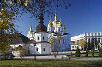 Kiew im Klostergarten des  Michaelskloster Mychajlivs'kyj Zolotoverchyj monasty mit dem Kloster mit den goldenen Kuppeln, der Kirche mit Refektorium vorne links und dem Gebauede des Auswaertigen Amtes auswrtiges Amt, Ministerium fur auswaertige Angelegenheiten der Ukraine hinten rechts. Ukrainischer Barock. The St. Michael monastery, also spelled St. Michail's, mainly painted azure with a few golden domes on top of it