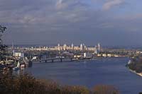 Kiew, Panorama Blick auf den Dnepr mit Flusshafen Retschnoj Woksal, der Kirche Nikolaus des Wundertäters vom Architekten J. Losyz'kyj, die gerade über dem Wasserspiegel des Flusses steht, den Hochhaeusern am westlichen Fussufer