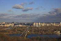 Kiew Panoramablik auf den Fluss Dnepr mit der Metro Bruecke dem Hydropark und die Hochhäuser des rechten Flussufers. A view of Dnipro, also called Dnjepr with Metro bridge and the east of Kiev.