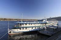 Kiew Flusshafen Personenschiff an Anlegestelle auf dem Fluss Dnepr. Excursion boat at the landing place at the kiev port of the river Dnepr.