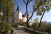 Kiew, das Gebäude des staatlich akademischen Puppentheater Kiew welches nach Entwuerfen der Architekten W. und O. Judin im Jahr 2005 im Stil eines Märchenschlosses am Chrestschatyj Chrescatyj Park errichtet wurde . Theater of dolls.