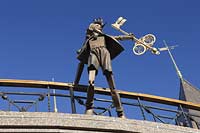 Kiew Skulptur Buratino von G. Sawtschenko vor dem Gebäude des staatlich akademischen Puppentheater Kiew welches nach Entwuerfen der Architekten W. und O. Judin im Jahr 2005 im Stil eines Märchenschlosses errichtet wurde Skulptur Kotigoroschko von Bildhauer T. Ziupa, I. Gluhebkij vor dem Gebäude des staatlich akademischen Puppentheater Kiew welches nach Entwuerfen der Architekten W. und O. Judin im Jahr 2005 im Stil eines Märchenschlosses errichtet wurde Skulptur Kotigoroschko von Bildhauer T. Ziupa, I. Gluhebkij vor dem Gebäude des staatlich akademischen Puppentheater Kiew welches nach Entwuerfen der Architekten W. und O. Judin im Jahr 2005 im Stil eines Märchenschlosses am Chrestschatyj Chrescatyj Park errichtet wurde . Details with sculpures at the theater of dolls.