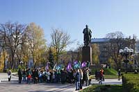 Kiew Schewtschenkwis'kvj Park mit dem Taras Schewtsachenko Denkmal Taras Sevcenko vom Bildhauer M. Maniser aus dem Jahre 1939 mit politischer Versammlung im Wahlkampf. Political meeting at Taras Shevchenko monument kiev.