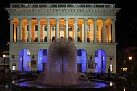 Kiew Opernstudio der Nationalen Musikakademie der Ukraine mit Brunnenfontaene am Unabhaengigkeitsplatz Brunnenfontäne Unabhängigkeitsplatz Majdan Nesaleshnosti Majdan Nezaleznosti am Chrestschatyk Chrescatyk bei Nacht mit Illumination