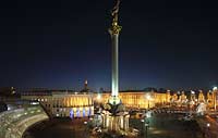 Kiew Unabhängigkeitsplatz Majdan Nesaleshnosti Majdan Nezaleznosti am Chrestschatyk Chrescatyk bei Nacht mit Illumination und Saeule Säule des Monumentes der Unabhängigkeit Bildmitte, Opernstudio der Nationalen Musikakademie der Ukraine und Glaspalast des Einkaufszentrum links sowie der Brunnen und das und Brunnendenkmal den Begruendern Begründern Kiews Kij, Schtscheck, Horiw und Lybid Kyj, Scek, Choriv und Lybed rechts im Bild, im fernen Hintergrund der Glockenturm der St. Sophia; Maidan Nesaleshnosti - Independence Square at night The Khreschatyk rd. crosses Independece Square. This is Kiev's most expensive boulevard, where banks, office buildings, boutiques and chic restaurants line up.
