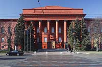 Kiew Blick auif das rote Hauptgebaeude der Schewtschenkwis'kvj Universität Taras Schewtsachenko Taras Sevcenko 1834 begruendet unter dem Namen Kaiserliche Universiaet des heiligen Wolodymyr erbaut im spaetklassizistischen Stil Spätklassizmus. Die Farbkombination des Universitätsgebäudes entspricht dem Band des Wolodymyrordens in den Farben Rot und Schwarz. Die Gusseisernenen Sockel und ihre Kapitelle sowie die Kragsteine der Simse bilden einen schwarzen Streifen auf rotem Hintergrund. Die Universitaet gilt als eine der groessten und massgebendsten Hochschulen der Ukraine. . The National Taras Shevchenko University of Kyiv.