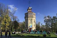 Kiew, das Wasser- und Informationszentrum in den restaurierten Gebäuden der ersten Zentralwasserleitung die Kiew mit Wasser versrgte im Chrestschatyj Chrescatyj Park mit Touristen, Besuchern. Water museum of Kiev with poeple, touristis and visitors.