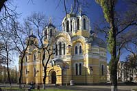Kiew Volodymyr oder Wolodymyr Kathedrale im byzantischen Stil erbaut . The St. Volodymyr cathredrale. Saint Vladimir Cathedral is one of the most beautiful temples in Kiev. It was built in the 19th century to commemorate the 900th anniversary of Rus baptizing. Russian Emperor Nicolas I approved the project of the cathedral and ordered to collect money all over Russia. By 1859 more than 100,000 rubles were donated by people from different regions of the country