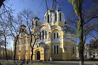 Kiew Volodymyr oder Wolodymyr Kathedrale im byzantischen Stil erbaut . The St. Volodymyr cathredrale.  Saint Vladimir Cathedral is one of the most beautiful temples in Kiev. It was built in the 19th century to commemorate the 900th anniversary of Rus baptizing. Russian Emperor Nicolas I approved the project of the cathedral and ordered to collect money all over Russia. By 1859 more than 100,000 rubles were donated by people from different regions of the country