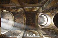 Kiew Volodymyr oder Wolodymyr Kathedrale im byzantischen Stil erbaut mit Rresken von Michail Vrubel, Viktor Vasnecov, Michail Nesterov und anderen Malern. Hauptkirche von Filaret. . Internal St. Volodymyr cathedrale. Saint Vladimir Cathedral is one of the most beautiful temples in Kiev. It was built in the 19th century to commemorate the 900th anniversary of Rus baptizing. Russian Emperor Nicolas I approved the project of the cathedral and ordered to collect money all over Russia. By 1859 more than 100,000 rubles were donated by people from different regions of the country
