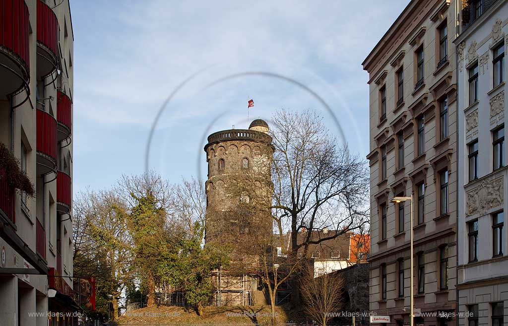 Koeln Altstadt Sued, Blick vom Severinswall mit Gruenderzeit fassaden zur Bottmuehle an der mittelaterlichen Stadtmauer im Abendlich, Fruehling kahle Baeume; Cologne historical windmill Bottmuehle at the town wall