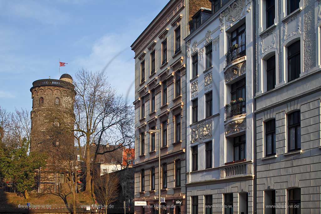 Koeln Altstadt Sued, Blick vom Severinswall mit Gruenderzeit fassaden zur Bottmuehle an der mittelaterlichen Stadtmauer im Abendlich, Fruehling kahle Baeume; Cologne historical windmill Bottmuehle at the town wall