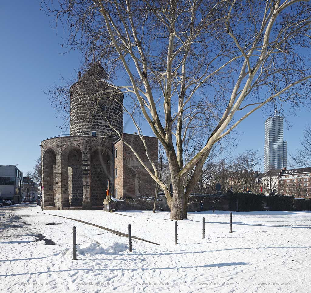 Koeln Altstadt, die Gereonsmhle ist Bestandteil eines etwa 300 m langen erhaltenen Restes der mittelalterlichen Stadtmauer von Koeln. Sie liegt zwischen Gereonswall und Hansaring westlich der Eigelsteintorburg, Ansicht im Winter mit Schnee, hinten rechts der Koelnturm; Cologne oldtown, histrical city wall with mill Gereonsmuehle in winter with snow