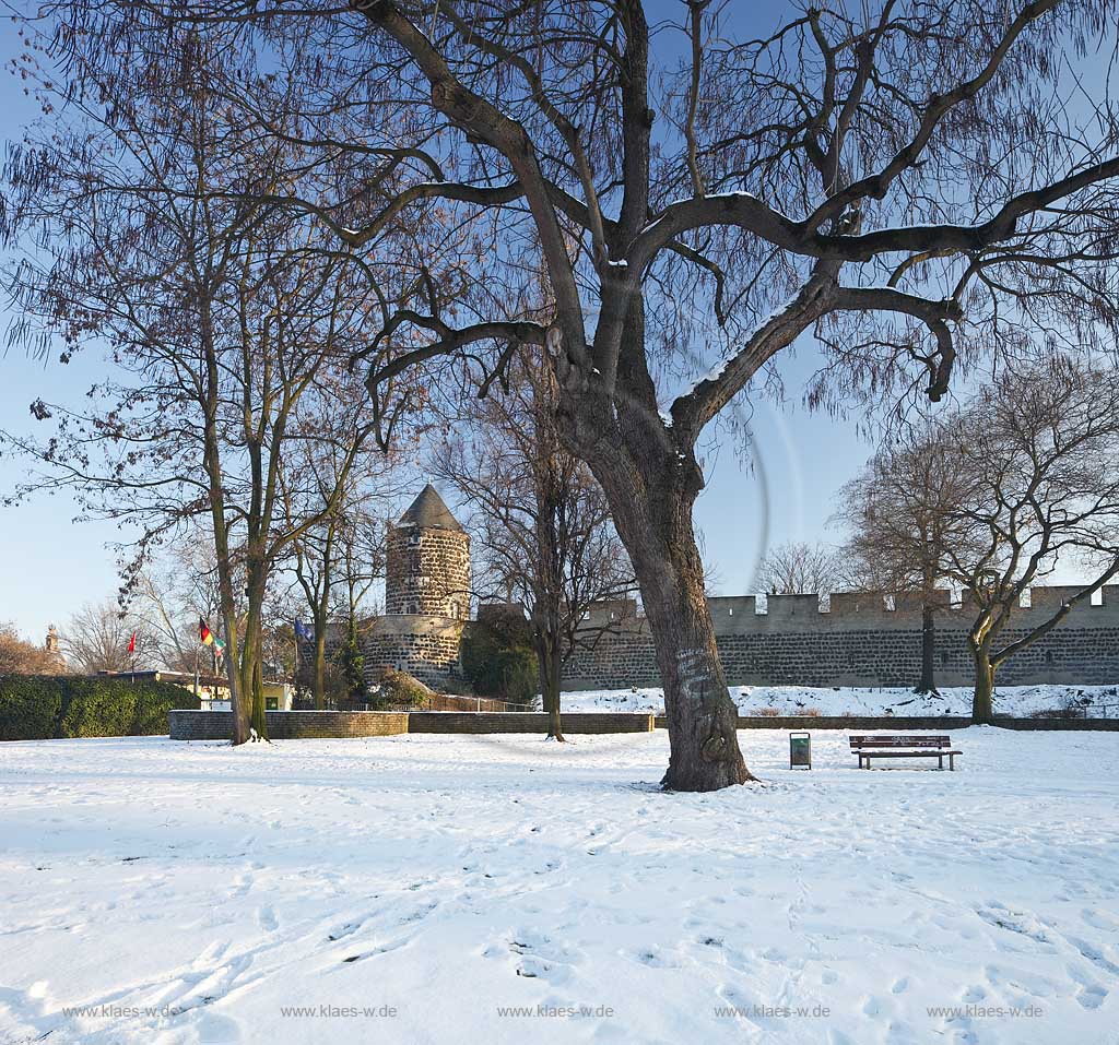 Koeln Altstadt, die Gereonsmhle ist Bestandteil eines etwa 300 m langen erhaltenen Restes der mittelalterlichen Stadtmauer von Koeln. Sie liegt zwischen Gereonswall und Hansaring westlich der Eigelsteintorburg, Ansicht im Winter mit Schnee; Cologne oldtown, histrical city wall with mill Gereonsmuehle in winter with snow