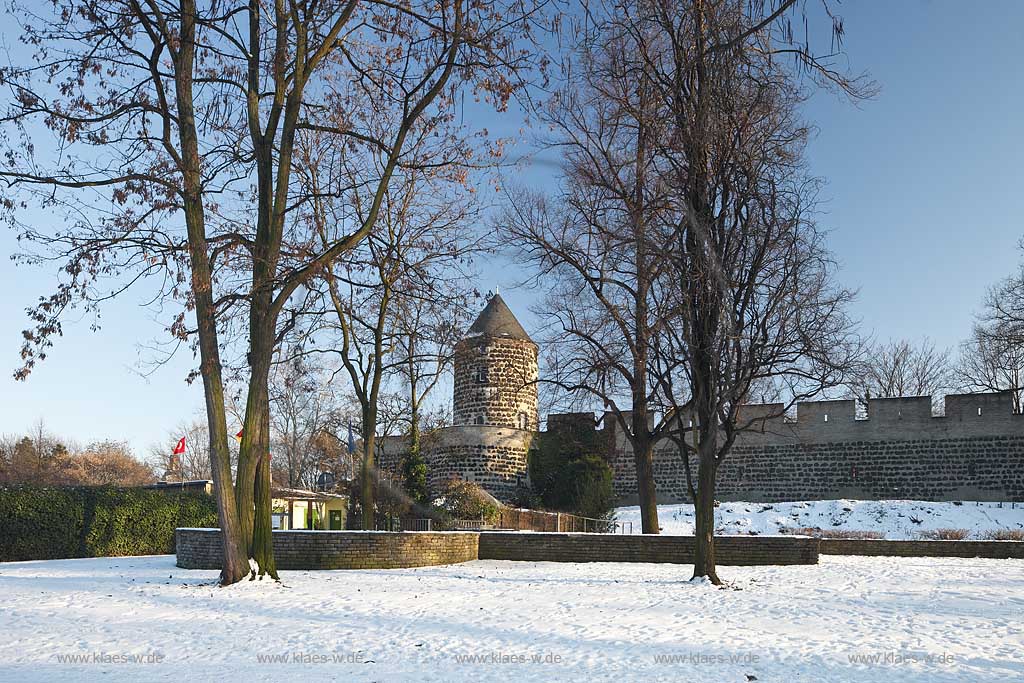 Koeln Altstadt, die Gereonsmhle ist Bestandteil eines etwa 300 m langen erhaltenen Restes der mittelalterlichen Stadtmauer von Koeln. Sie liegt zwischen Gereonswall und Hansaring westlich der Eigelsteintorburg, Ansicht im Winter mit Schnee; Cologne oldtown, histrical city wall with mill Gereonsmuehle in winter with snow