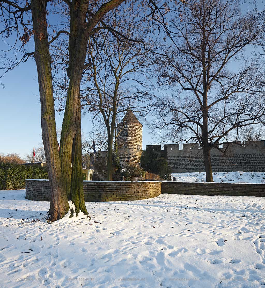 Koeln Altstadt, die Gereonsmhle ist Bestandteil eines etwa 300 m langen erhaltenen Restes der mittelalterlichen Stadtmauer von Koeln. Sie liegt zwischen Gereonswall und Hansaring westlich der Eigelsteintorburg, Ansicht im Winter mit Schnee; Cologne oldtown, histrical city wall with mill Gereonsmuehle in winter with snow